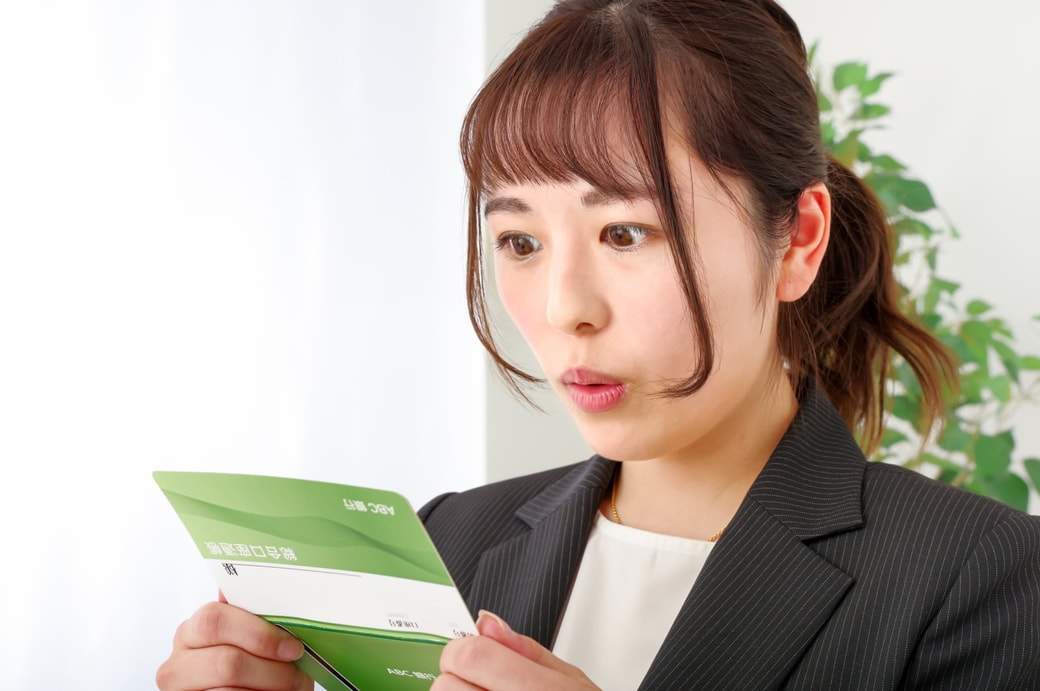 給料に驚く女性