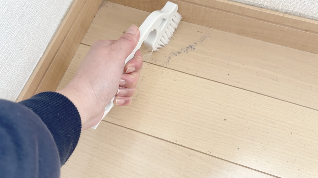 ブラシでかき出す