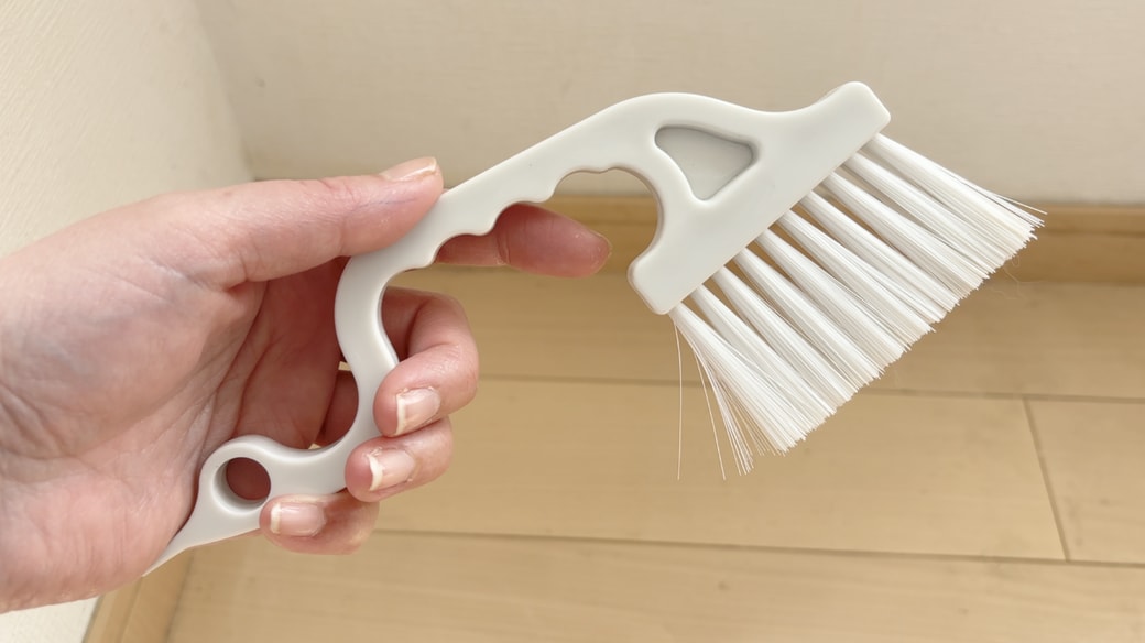 ダイソーのサッシブラシ