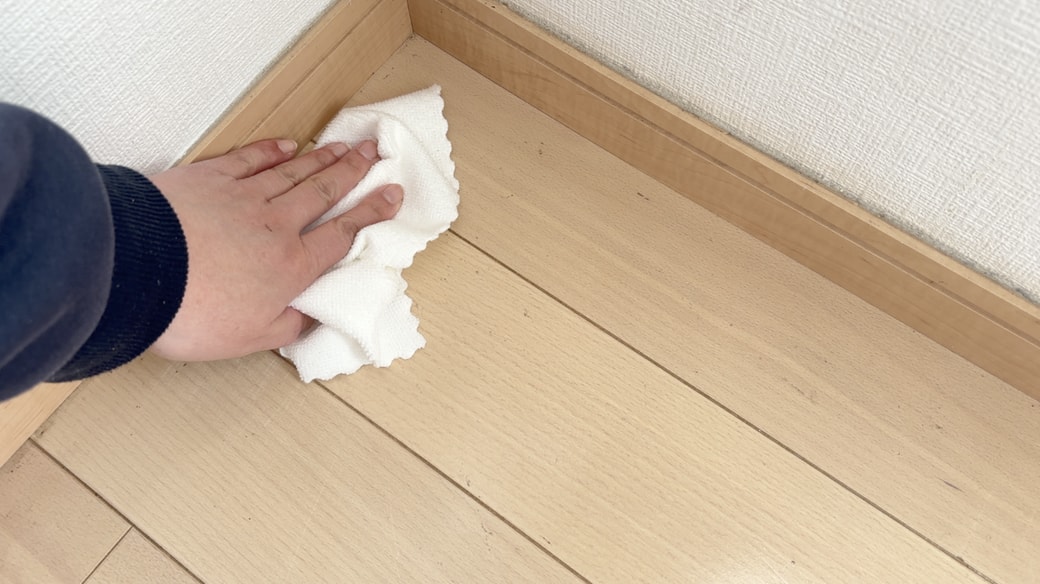 クロスで仕上げ拭き