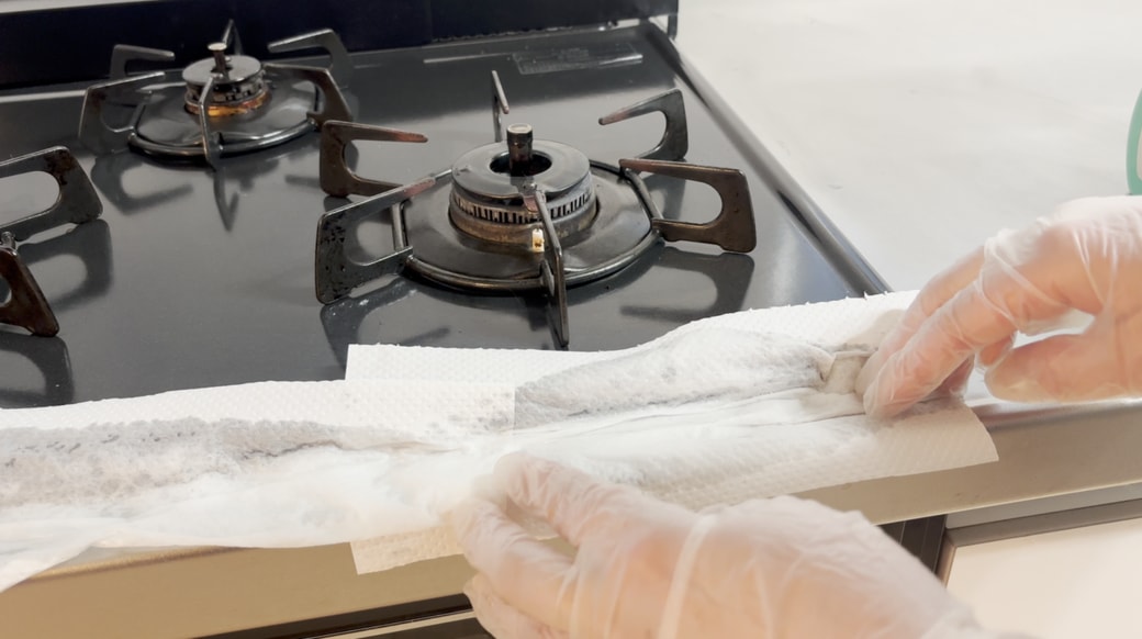 汚れに洗剤をなじませる