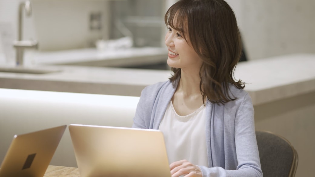 PCで仕事をする女性
