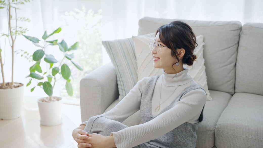 リビングでくつろぐ女性