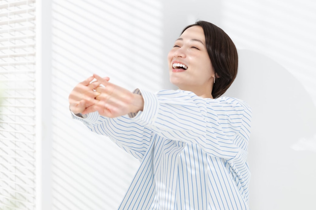 ストレッチをする女性