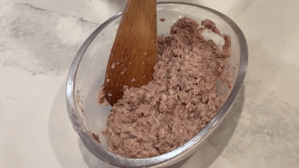 ボウルに入れたサバ缶を潰す人