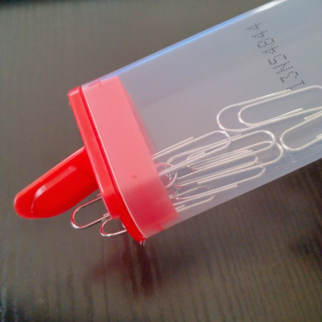 クリップを入れたチョコベイビーの空き容器