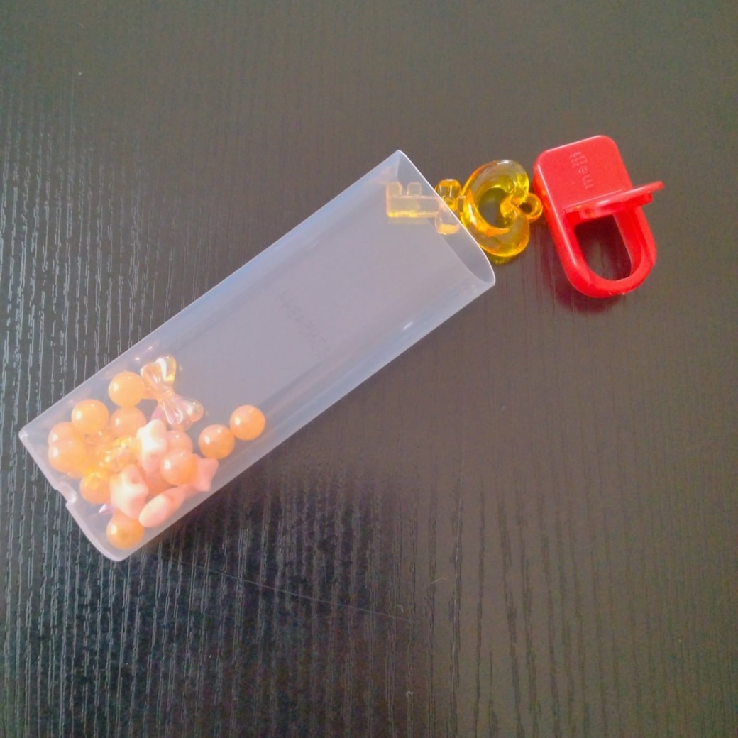 チョコベイビーの空き容器に入れたビーズ