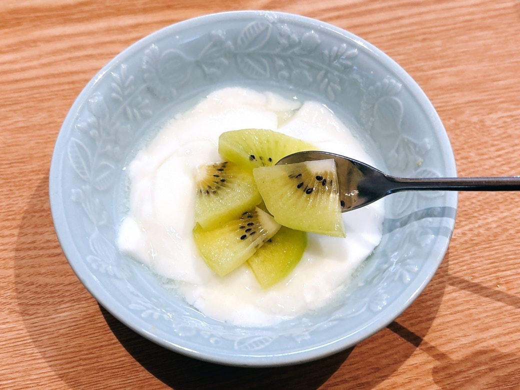 ヨーグルトにキウイをのせる
