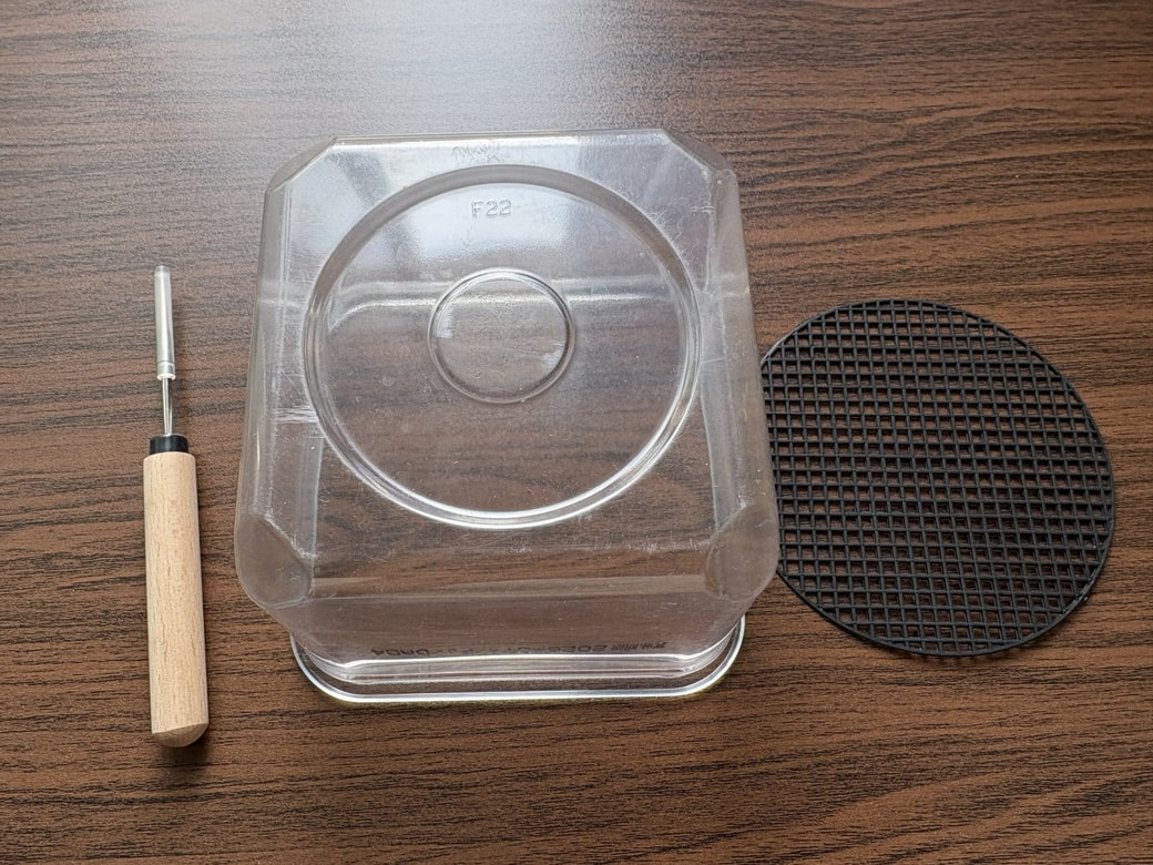 味噌の空き容器、目打ち、鉢底ネット