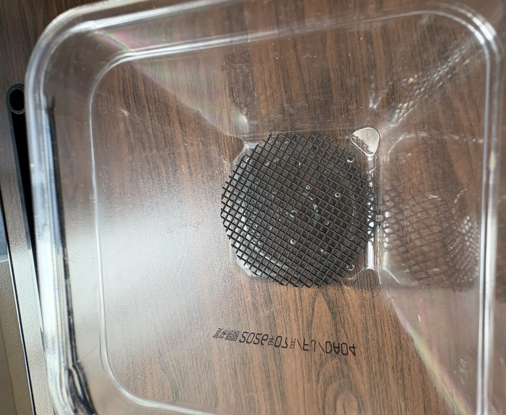 お味噌の空き容器に鉢底ネットを敷いた様子