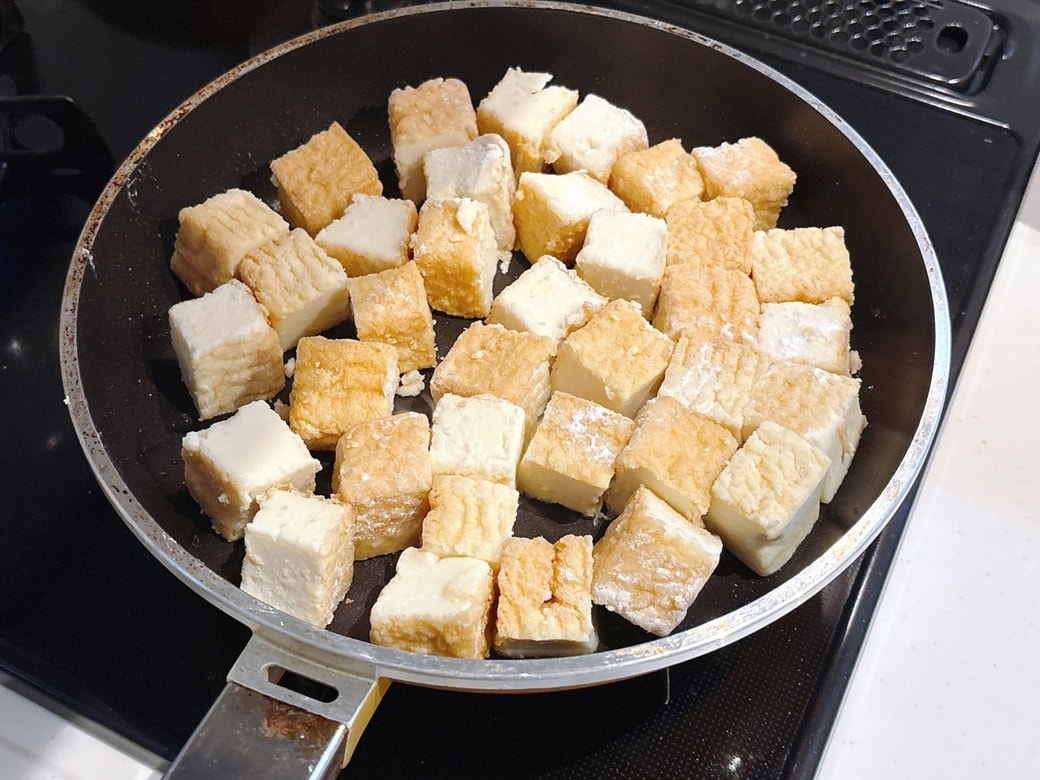 カットした厚揚げに片栗粉をまぶして焼く