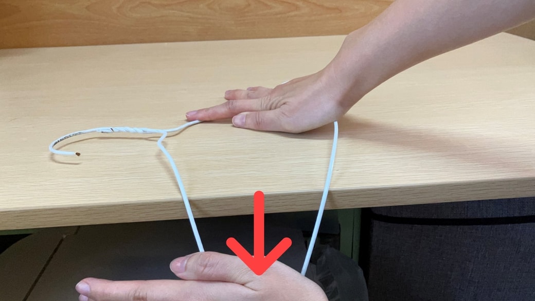 針金ハンガーの左右を曲げる