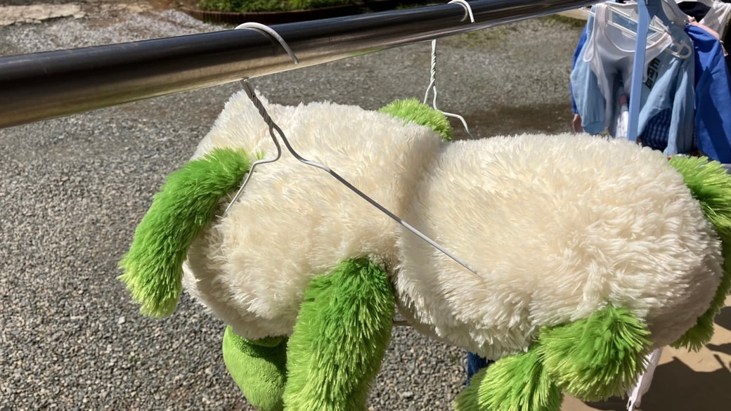 針金ハンガーで干したぬいぐるみ