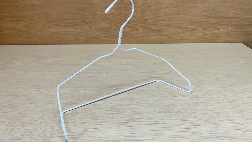 左右に曲げた針金ハンガー