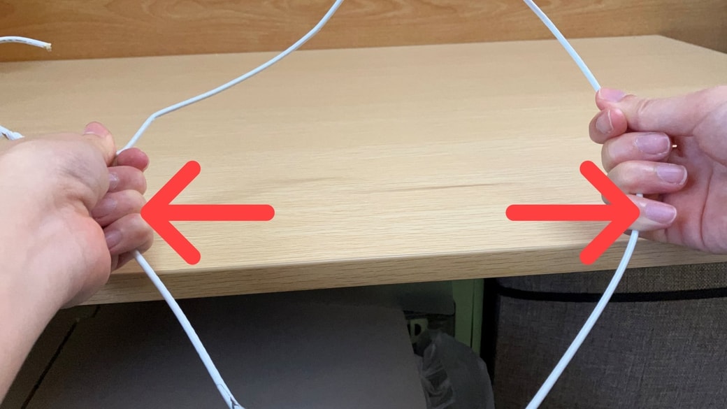 左右に引き延ばした針金ハンガー