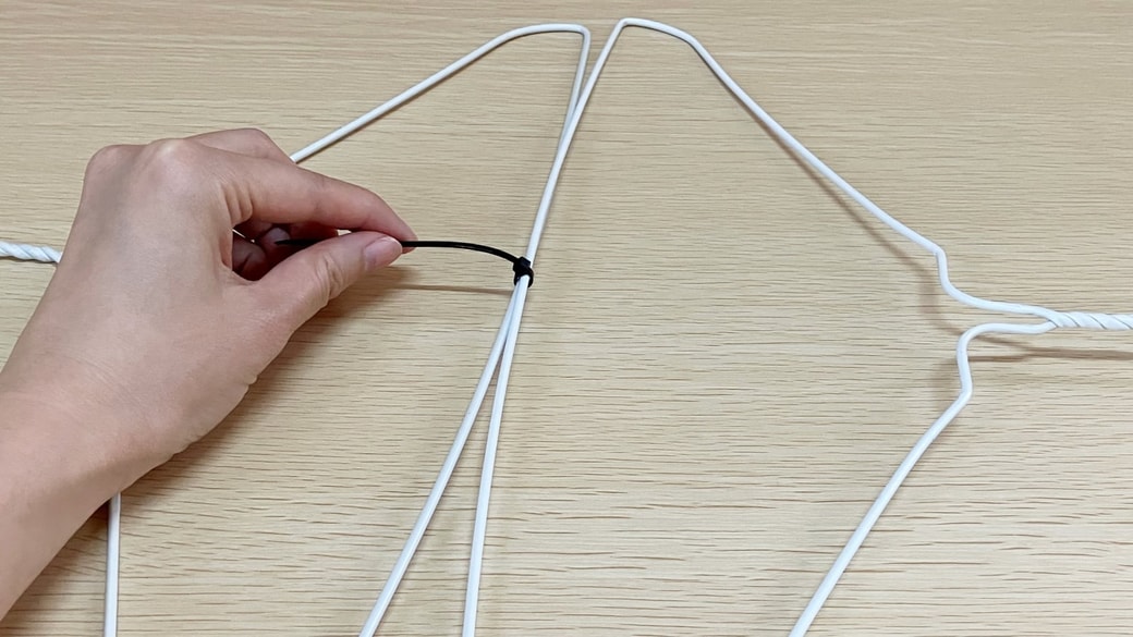 針金ハンガーを結束バンドで固定