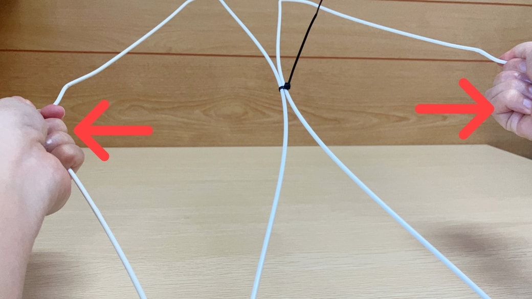 針金ハンガーを横に引き延ばす様子