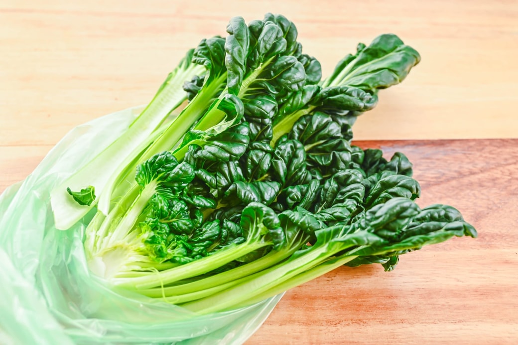 野菜を鮮度を保つ袋に入れる