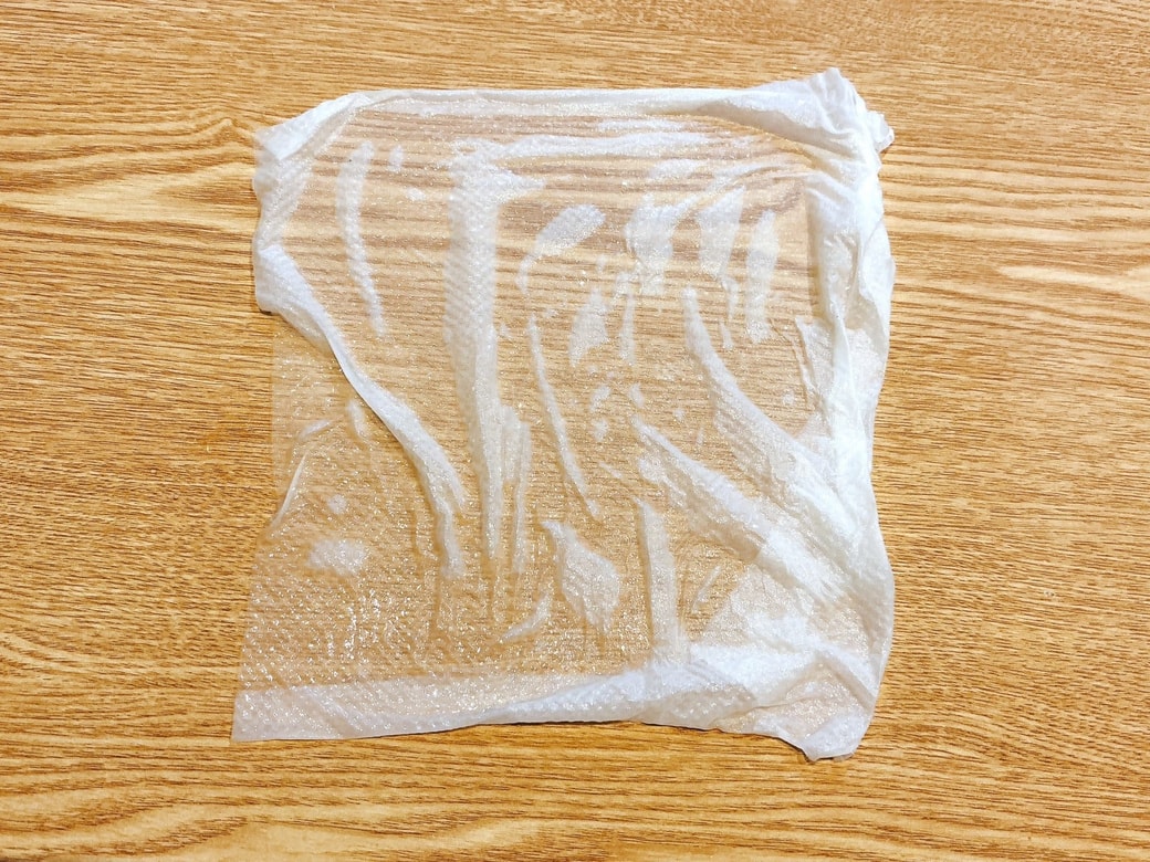 嘔吐した床に、希釈液をしみ込ませたキッチンペーパーをのせる