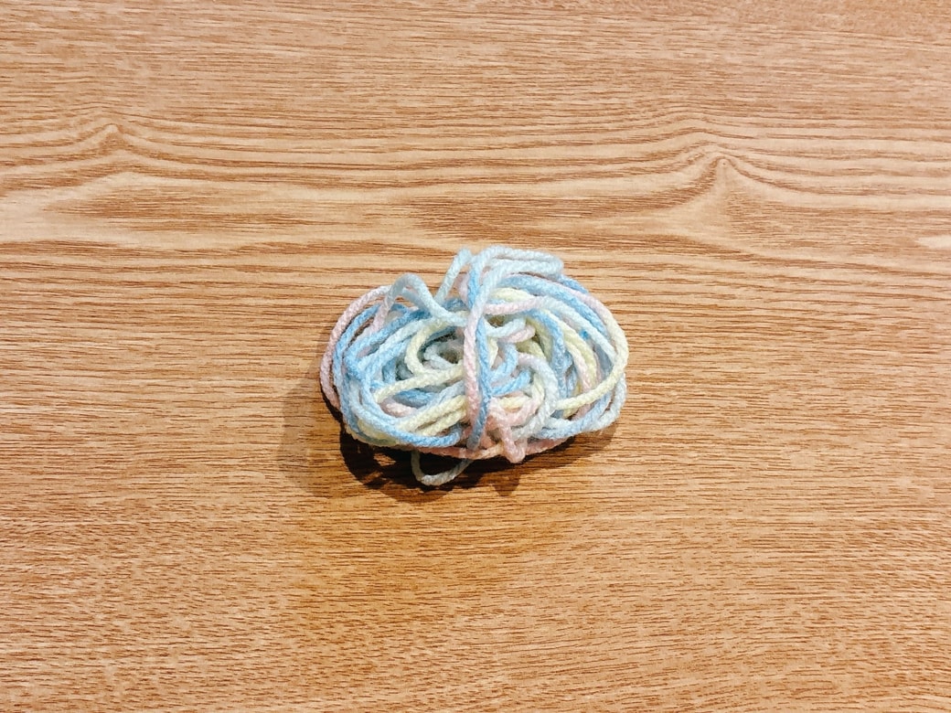 丸めた毛糸を吐しゃ物として代用