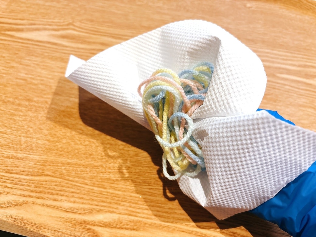 キッチンペーパーで嘔吐物を取り除く