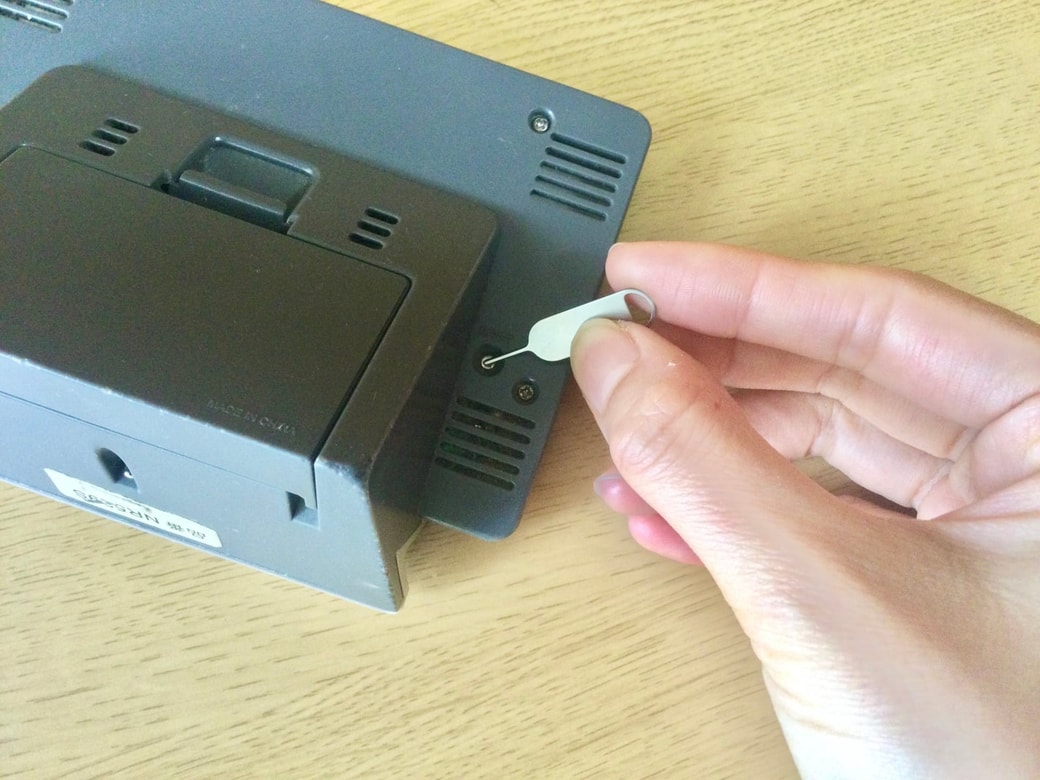 simピンでリセットボタンを押す