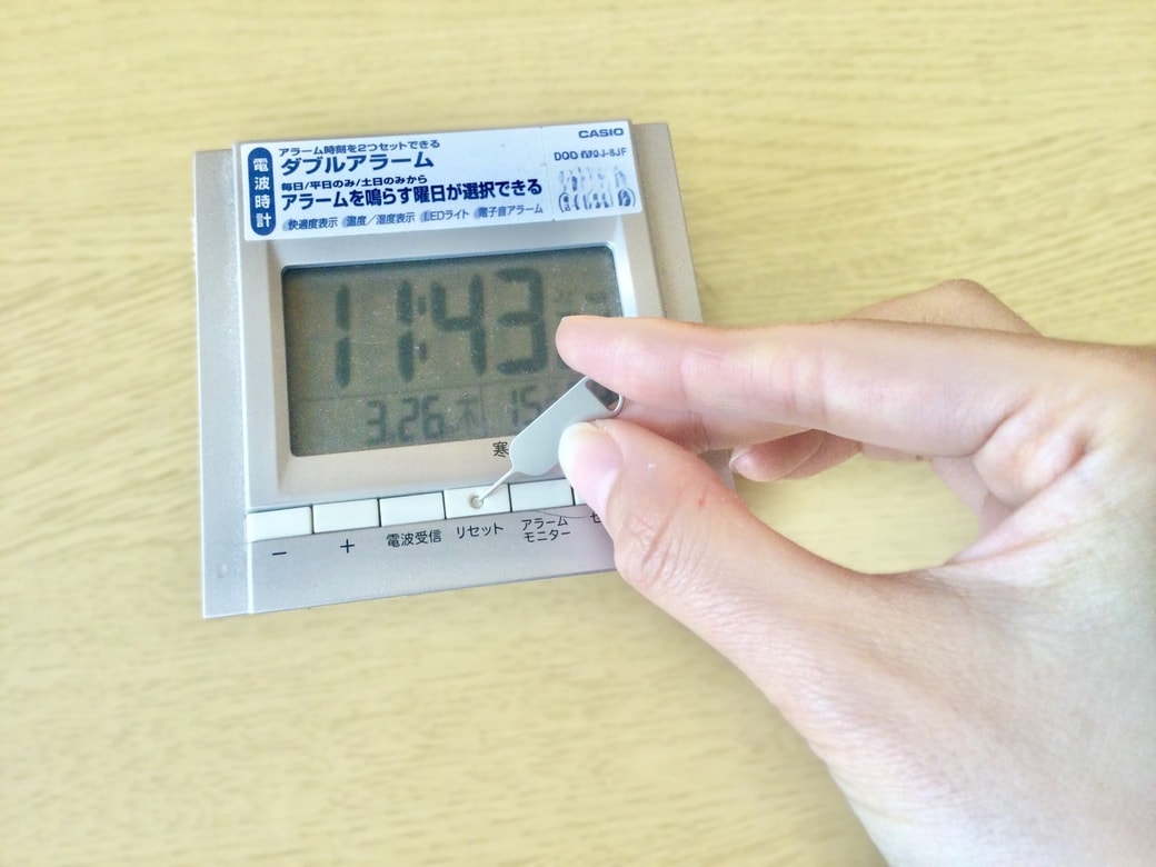 simピンでリセットボタンを押す