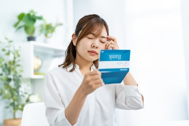 悩む女性