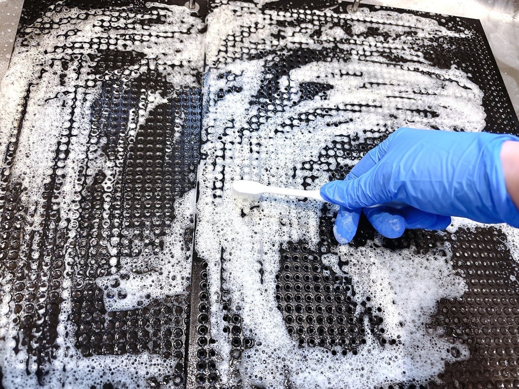 歯ブラシで汚れを浮かせる