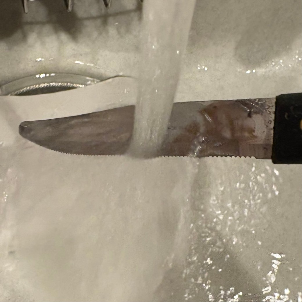 ナイフをお湯であたためているところ