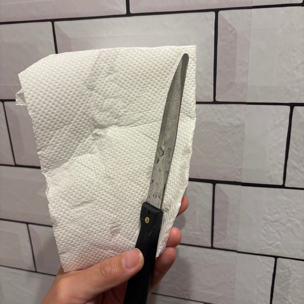 ナイフの水分をふき取っているところ