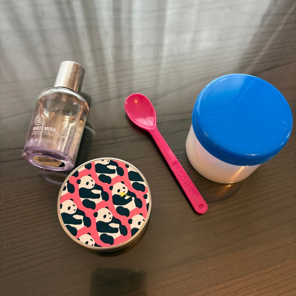 ワセリンとスプーンと香水と容器の写真