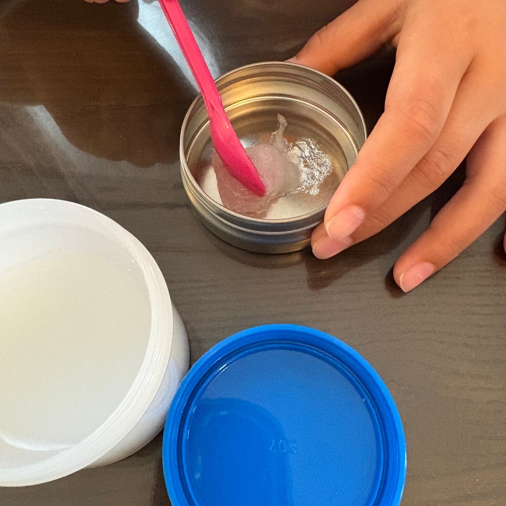 容器にワセリンをいれているところ