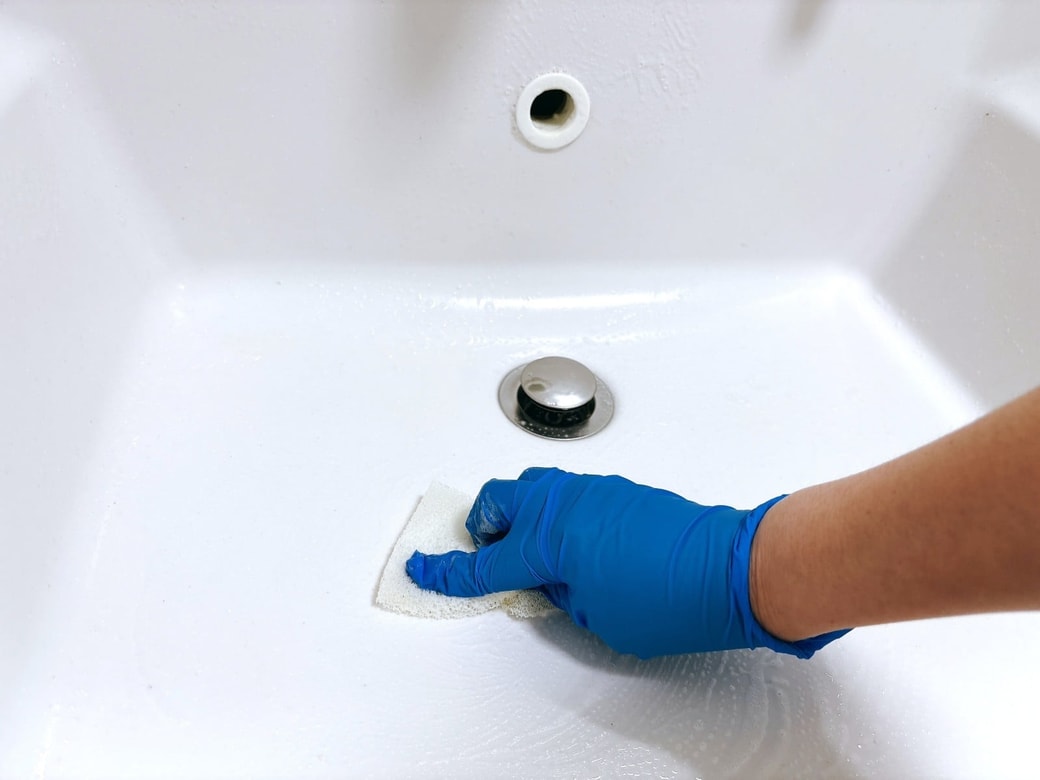 洗面ボウルをくまなくこする