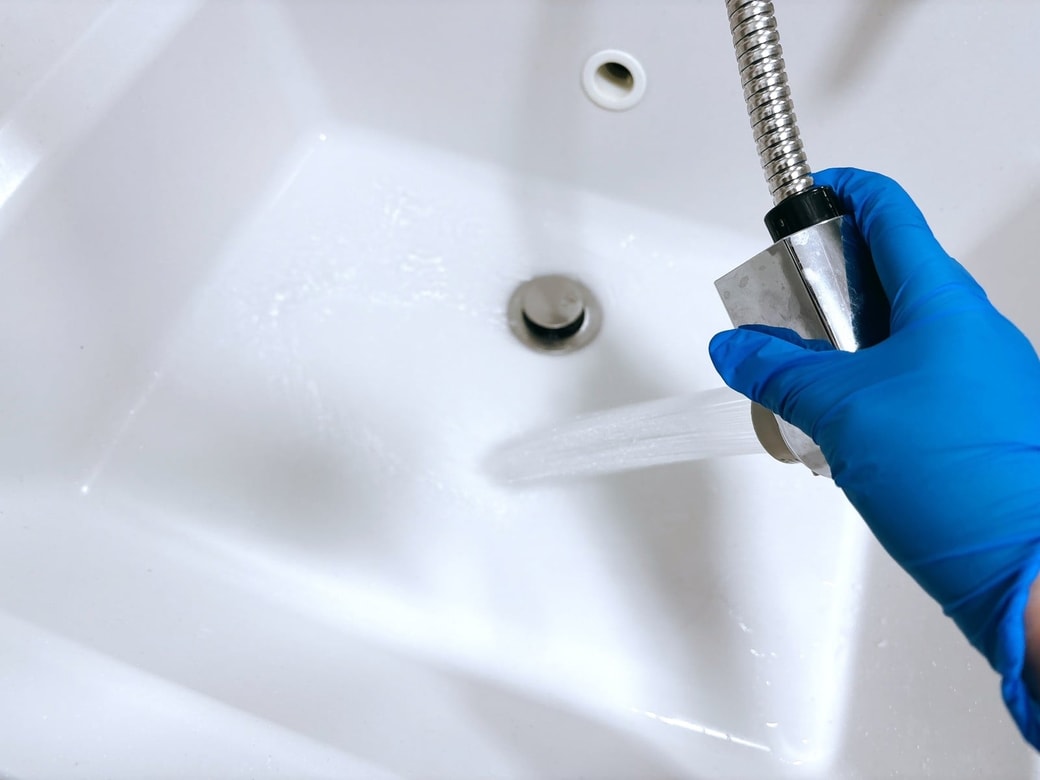 洗面ボウルを水で濡らす