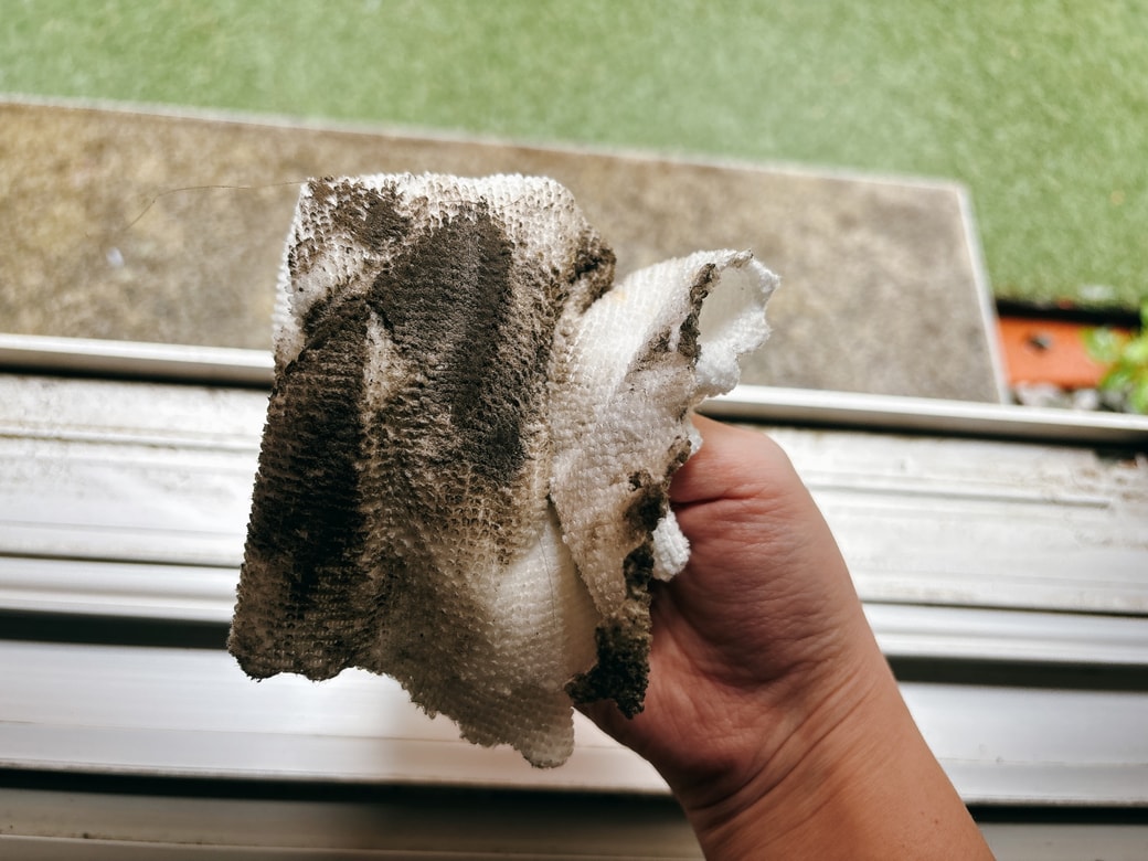 クロスの面を変えながら掃除をする