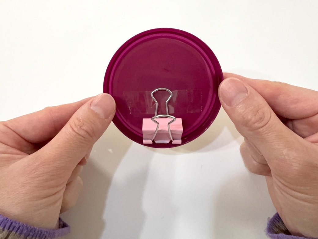 フタの裏にダブルクリップを貼りつける