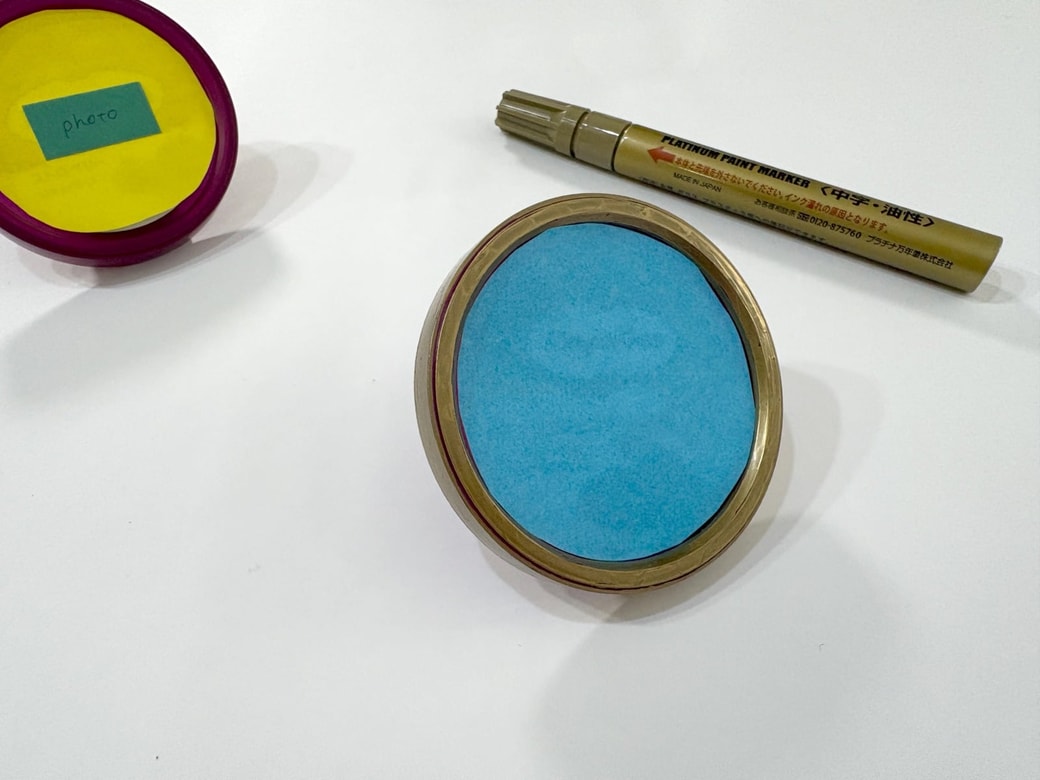 フタのフチをカラーペンで塗って印象チェンジ