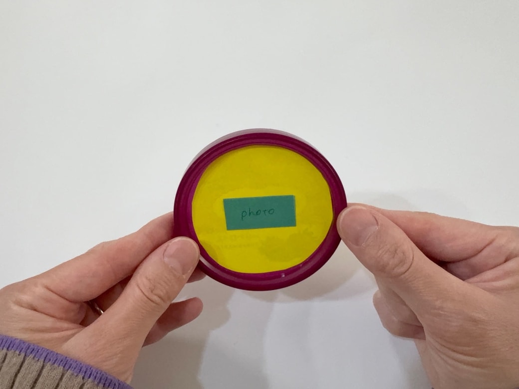 両面テープで写真をフタに貼る