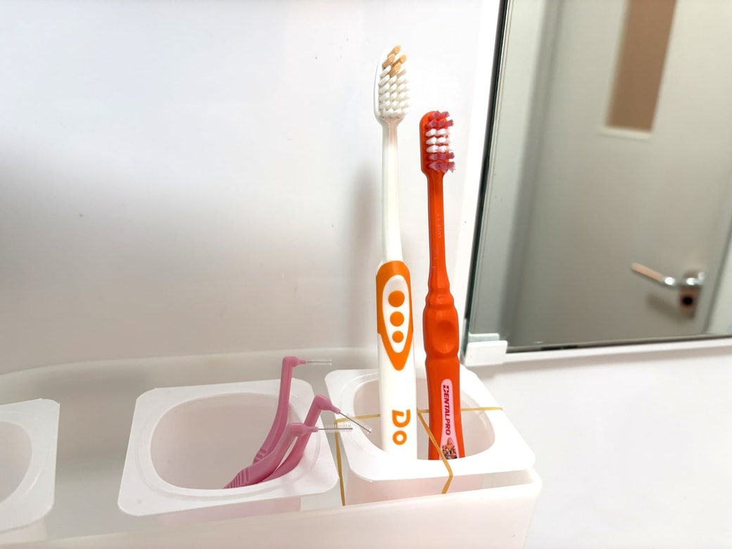 1.歯ブラシ立てとして使う。輪ゴムを十字にかけるとさらに安定