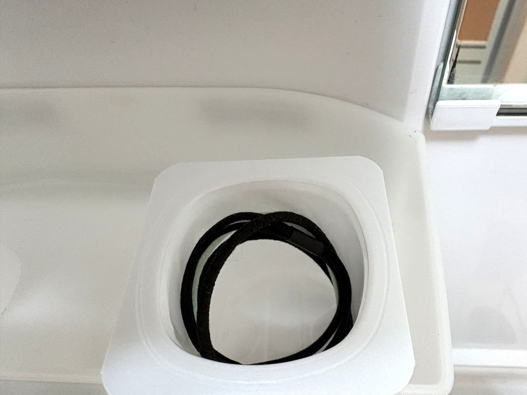 空き容器にヘアゴムを入れた様子