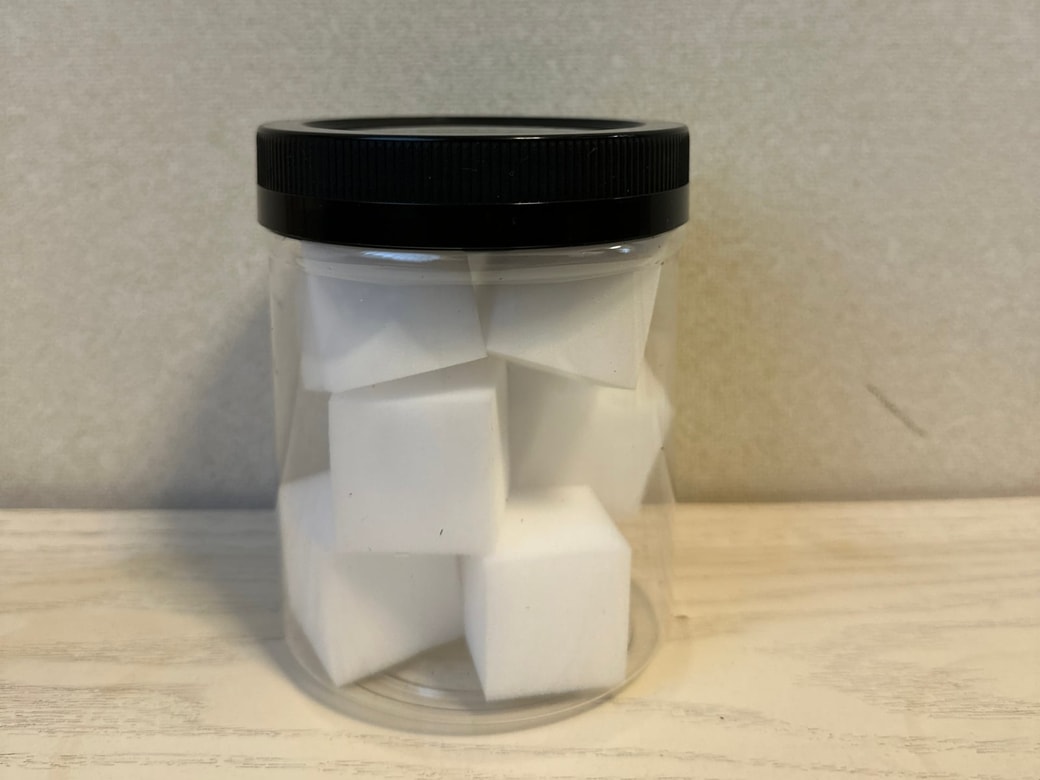 のりの容器に蓋をしたところ