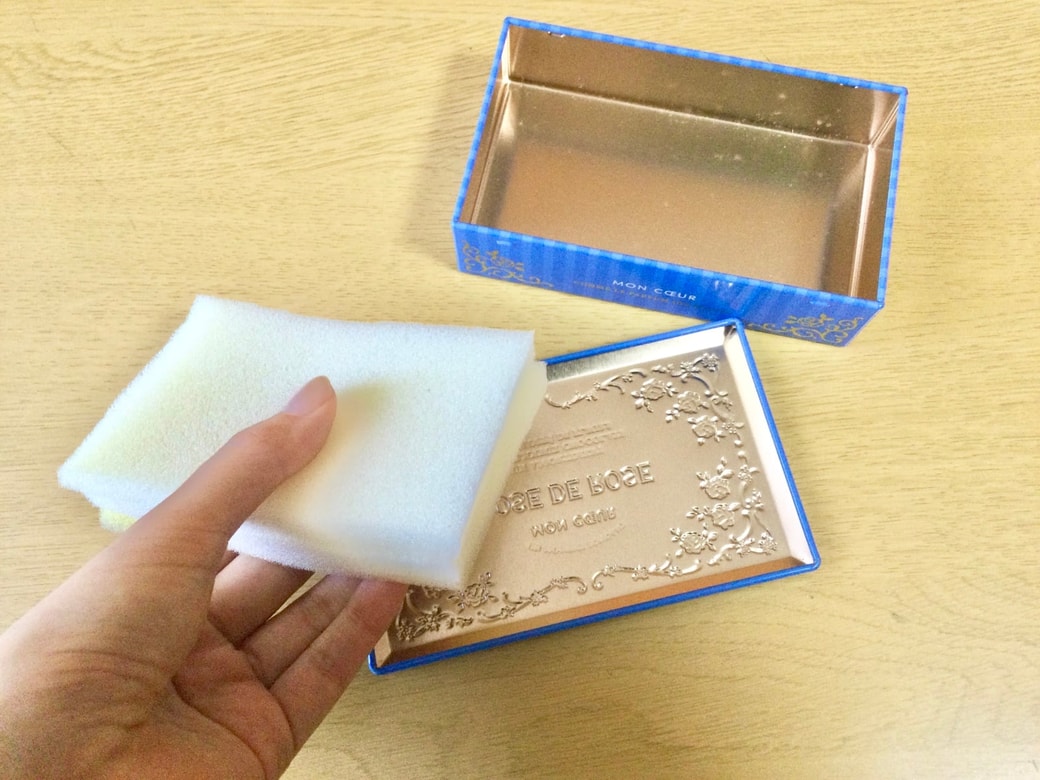 お菓子の缶とスポンジ