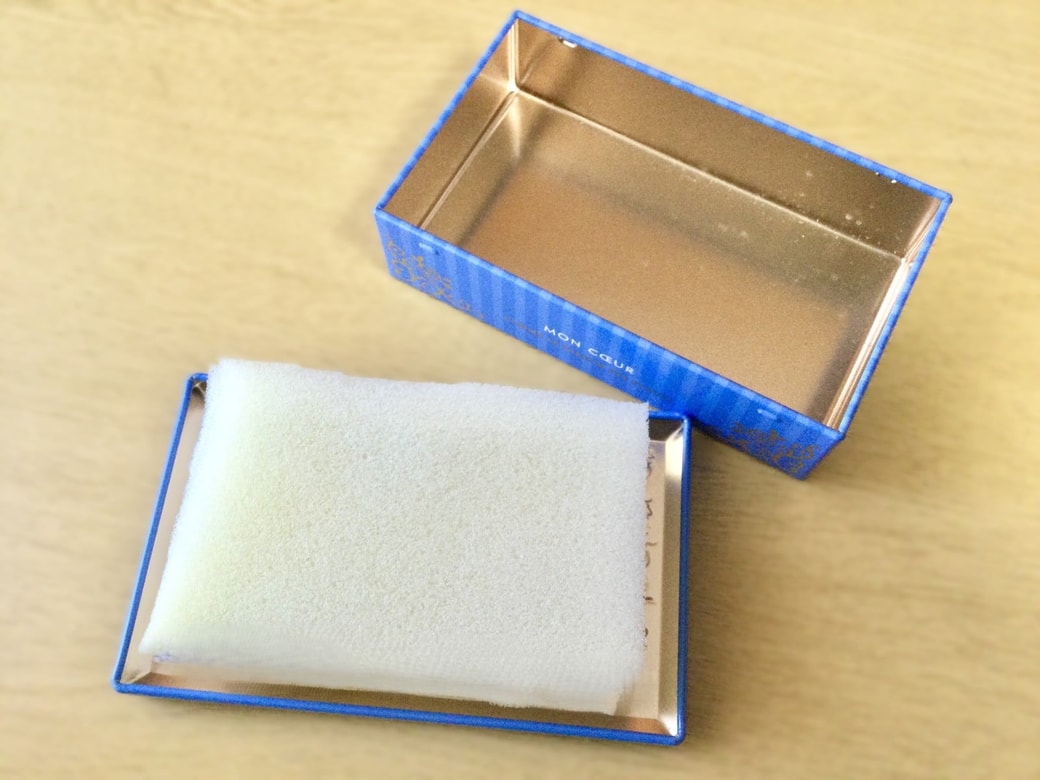 お菓子の缶とスポンジ
