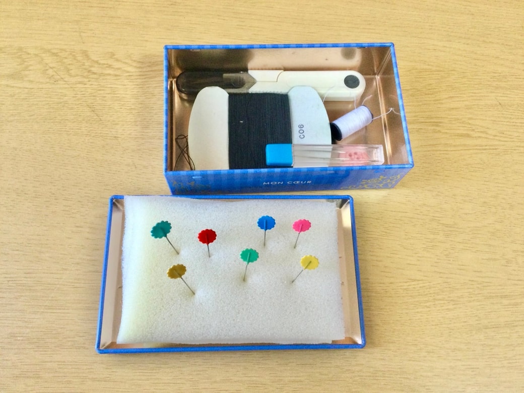 お菓子の缶に裁縫道具を入れる