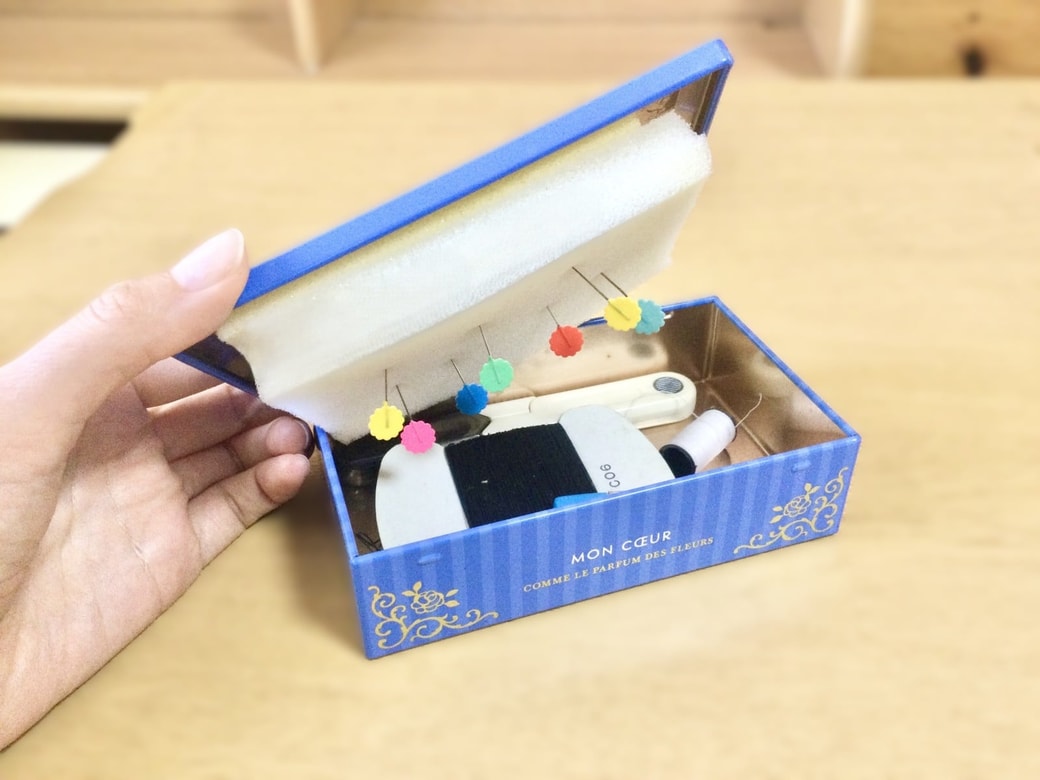 お菓子の缶に裁縫道具を入れる