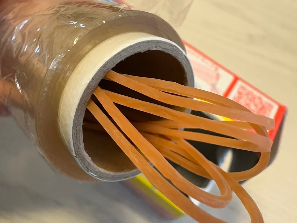 輪ゴムはラップの芯の中に