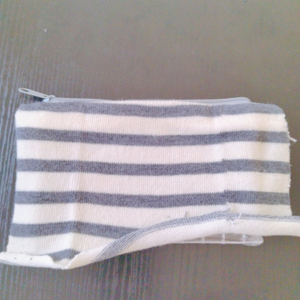 ケースに貼りつけた靴下