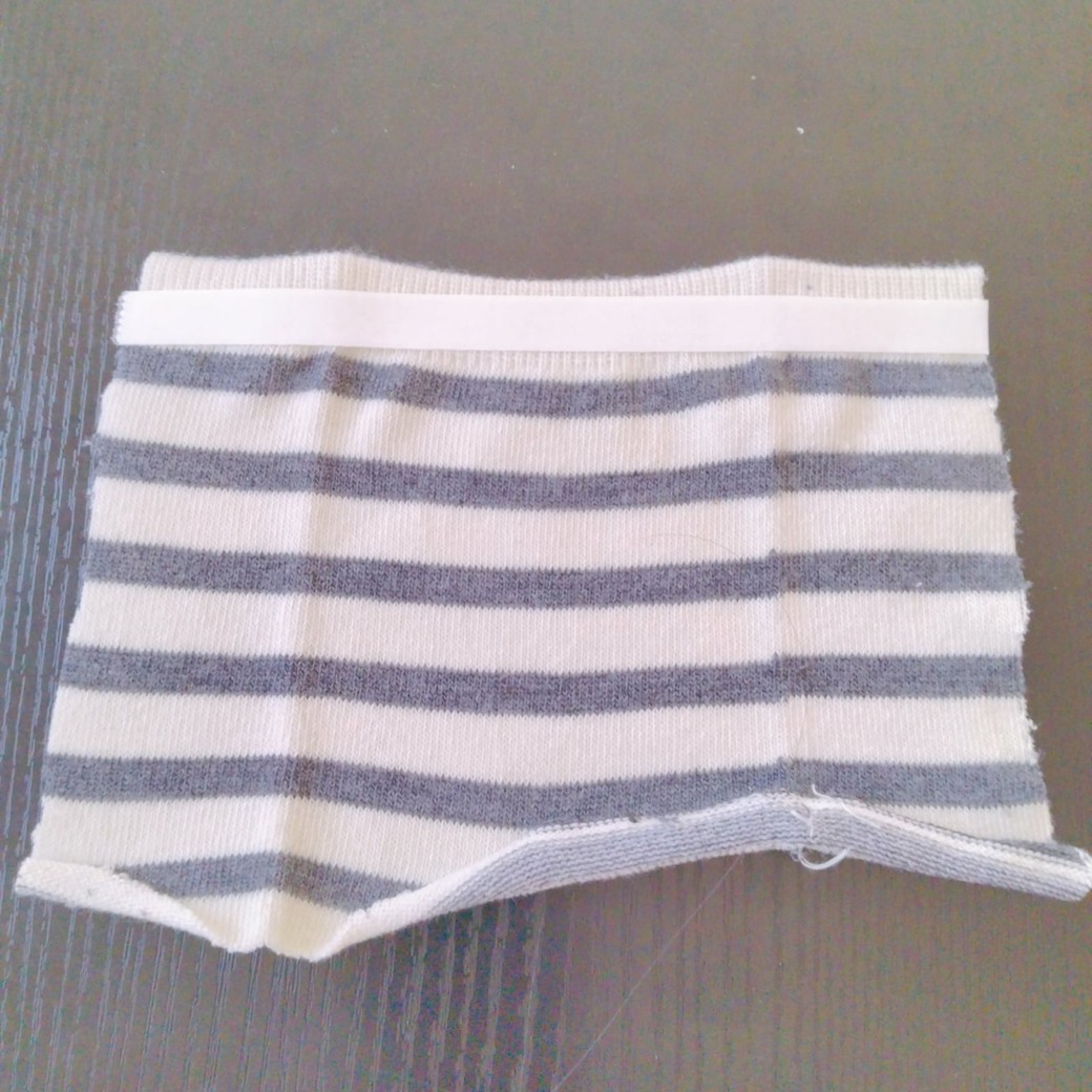 両面テープを貼りつけた靴下