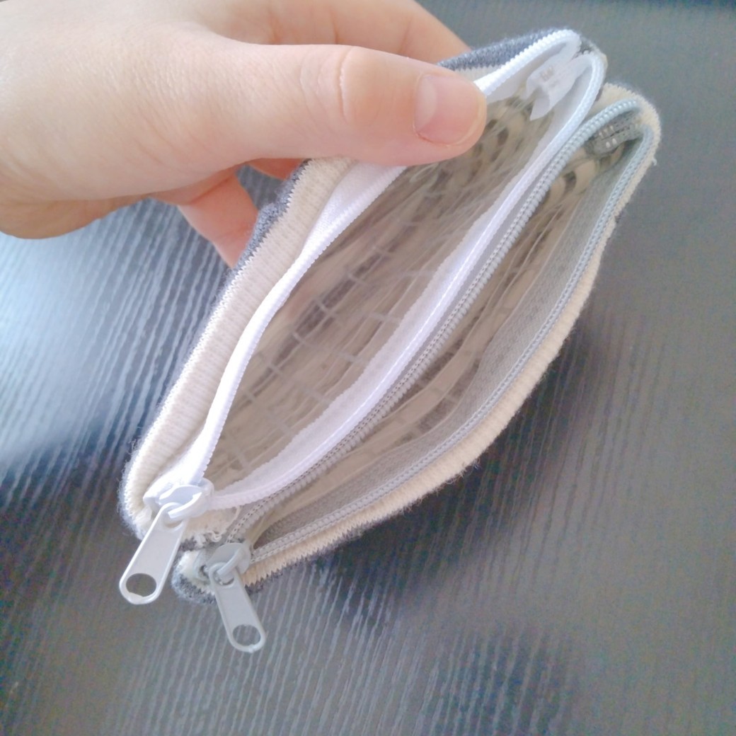 靴下を貼りつけたケース